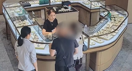 不对劲!夫妻俩花67.3万买两块劳力士,不挑选、也不试戴!店员立马报警 不对劲!夫妻俩花67.3万买两块劳力士,不挑选、也不试戴!店员立马报警