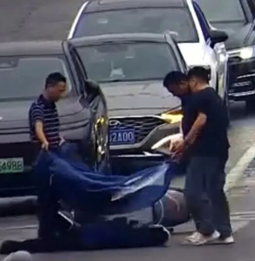 上饶街头大爷摔倒晕厥，三位热心群众拉起雨衣为晕倒大爷遮雨 救人者：当时没想那么多