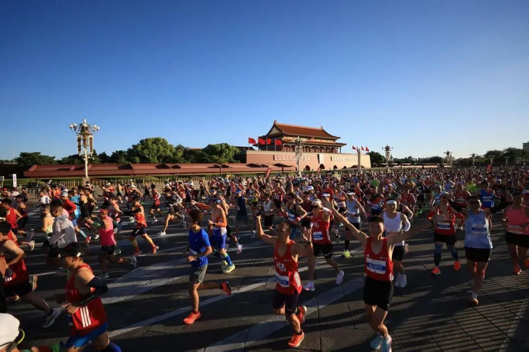 今晨天安门广场一眼望不到头！3.2万人齐热身，选手直呼：近距离看奥运冠军，太享受