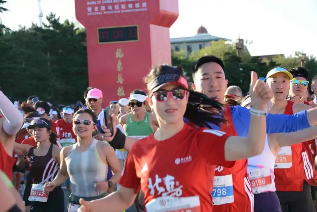 今晨天安门广场一眼望不到头！3.2万人齐热身，选手直呼：近距离看奥运冠军，太享受