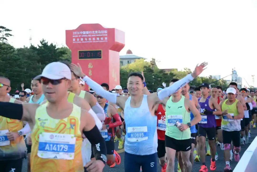 今晨天安门广场一眼望不到头！3.2万人齐热身，选手直呼：近距离看奥运冠军，太享受