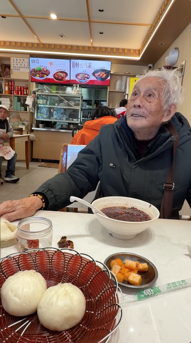 94岁爷爷独自乘40多小时火车到西藏旅游,熟练使用AI做攻略,用手机订票订酒店,还会拼车!回应:旅途不会就此画上句号 94岁爷爷独自乘40多小时火车到西藏旅游,熟练使用AI做攻略,用手机订票订酒店,还会拼车!回应:旅途不会就此画上句号
