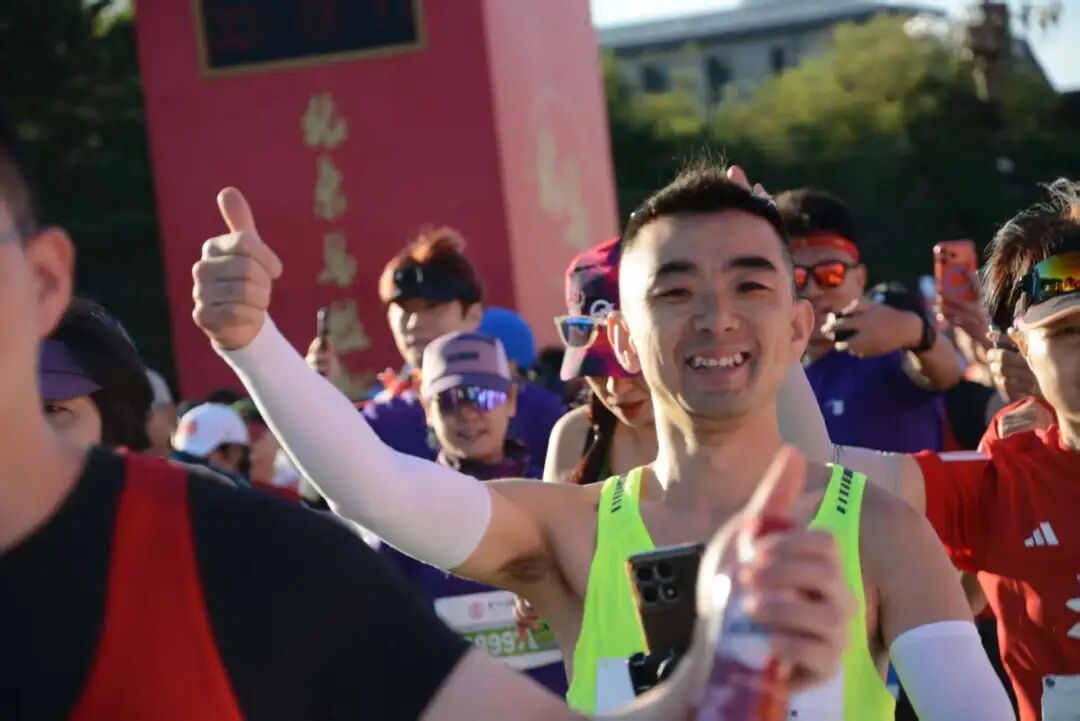 今晨天安门广场一眼望不到头！3.2万人齐热身，选手直呼：近距离看奥运冠军，太享受