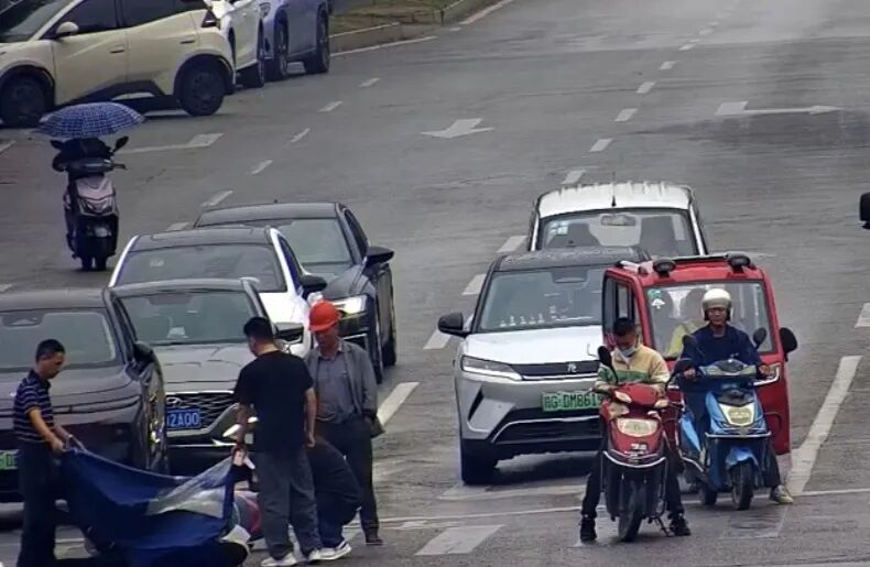 上饶街头大爷摔倒晕厥，三位热心群众拉起雨衣为晕倒大爷遮雨 救人者：当时没想那么多