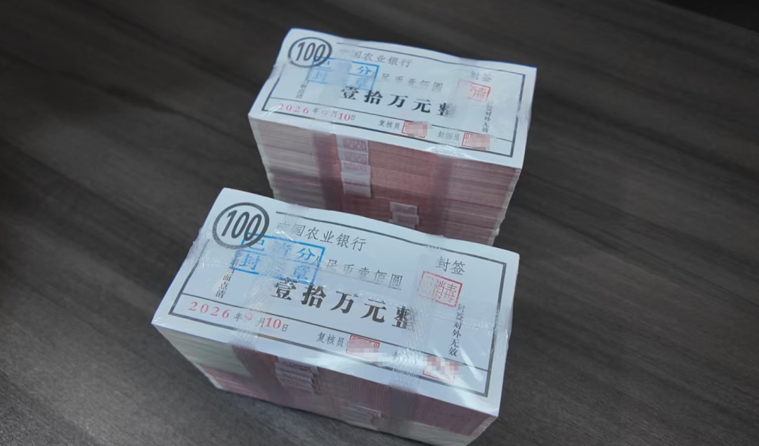 警方急寻失主！贵阳三名15岁少年路边捡到20万元现金，担心是救命钱，立即上交派出所
