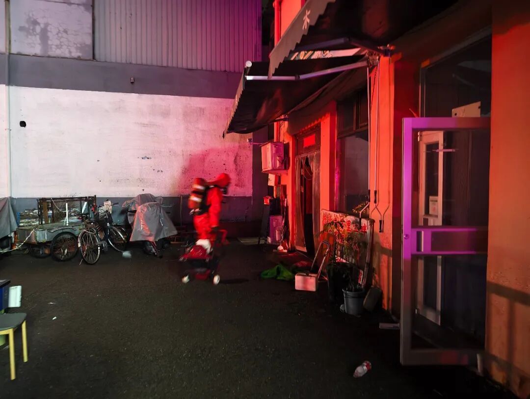 干洗店四氯乙烯泄漏，老人被困屋内，怀柔消防紧急营救