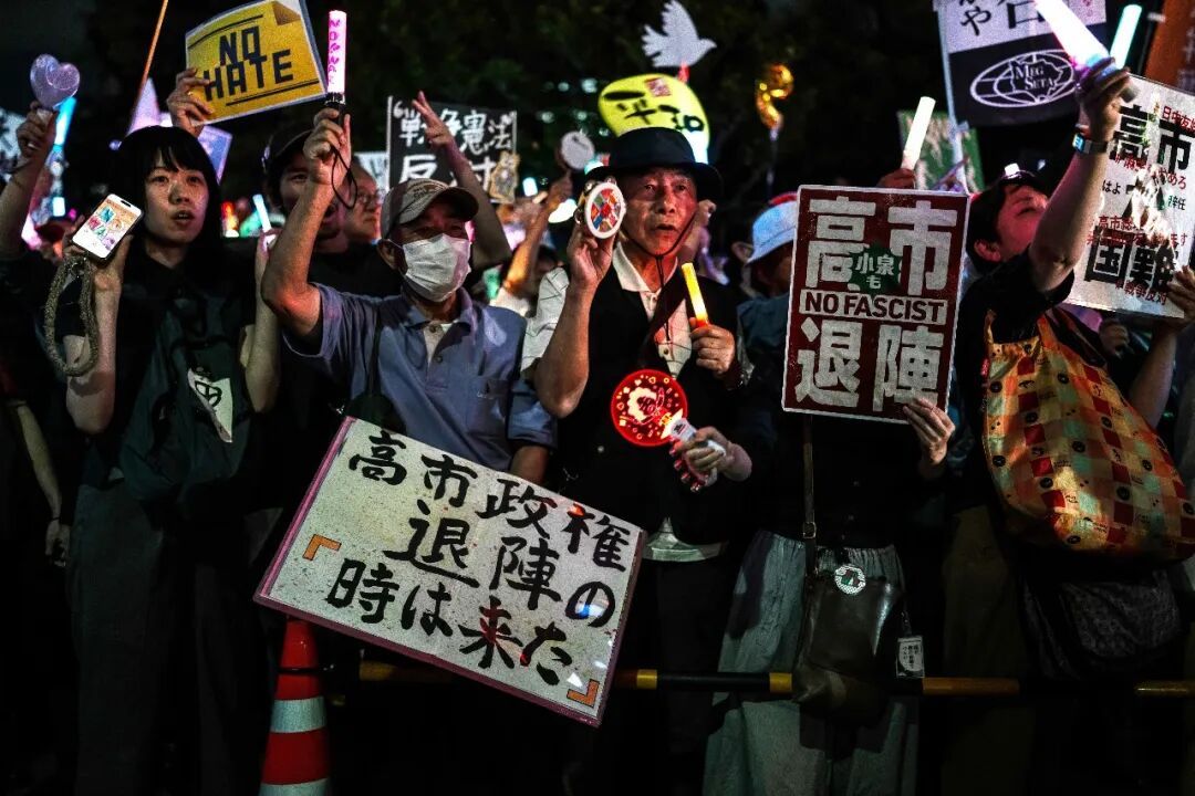 高市早苗与日本高官，集体“拜鬼”