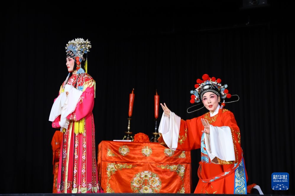 黄梅戏《女驸马》在德上演展现东方戏韵 黄梅戏《女驸马》在德上演展现东方戏韵
