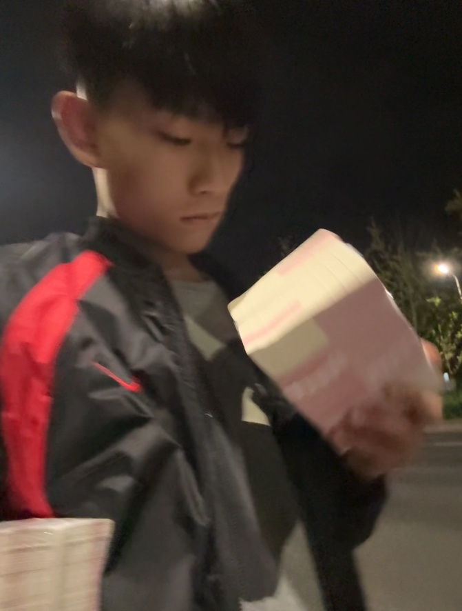 警方急寻失主！贵阳三名15岁少年路边捡到20万元现金，担心是救命钱，立即上交派出所