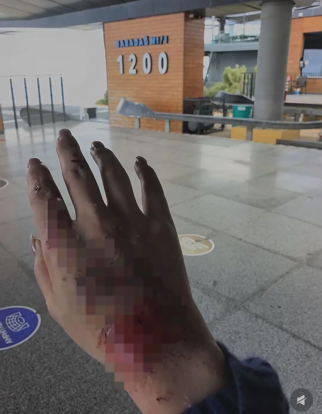 后怕！玩滑翔伞起飞失败，中国游客从土耳其1200米的悬崖滚了下去，所幸挂在树上得救