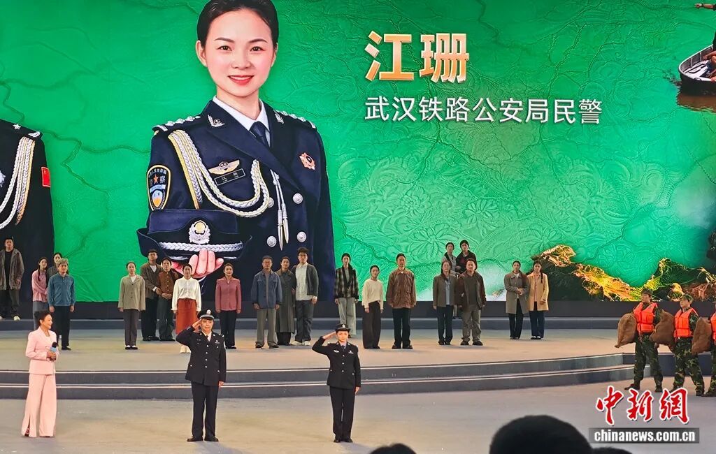 泪目！28年前洪水中的“抱树女孩”身着警服，和恩人并肩敬礼
