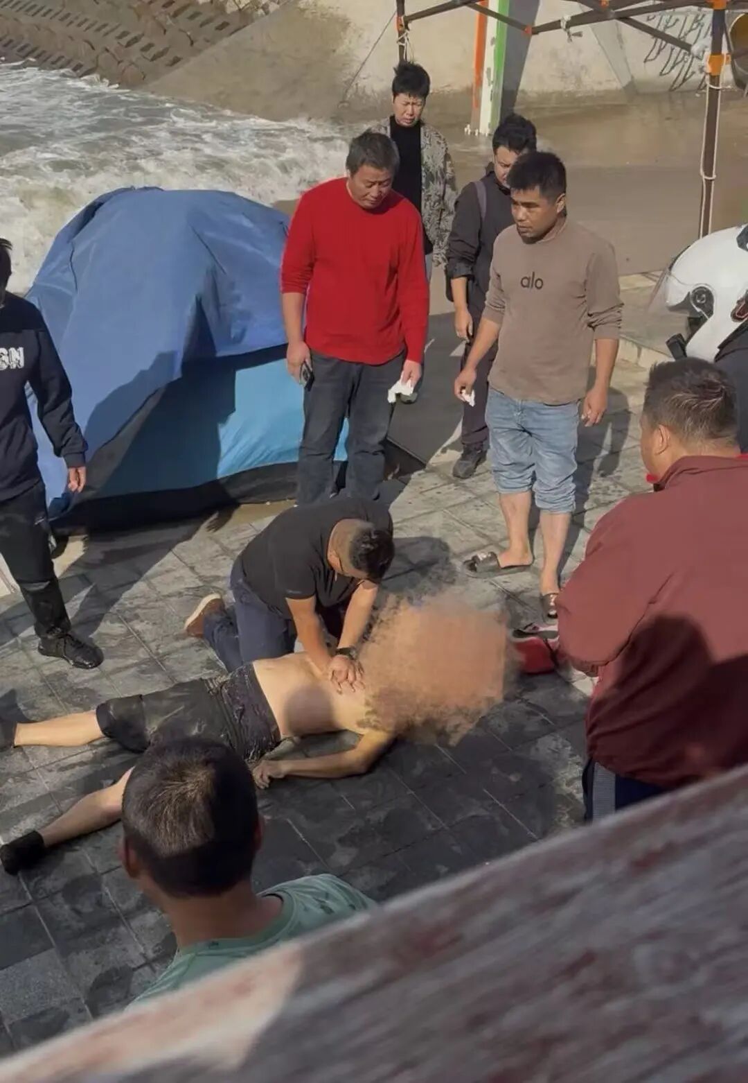 山东烟台一老人被困海浪中，多名路人接力救援，老人遗憾离世，家属私信感谢救人者义举