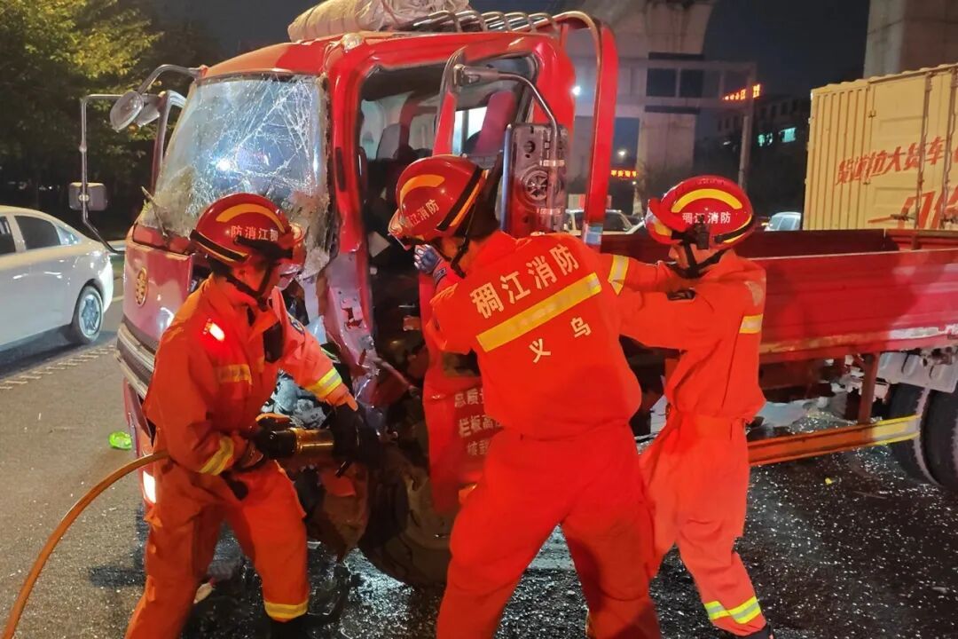 国贸大道货车追尾,消防十分钟救出被困司机 国贸大道货车追尾,消防十分钟救出被困司机
