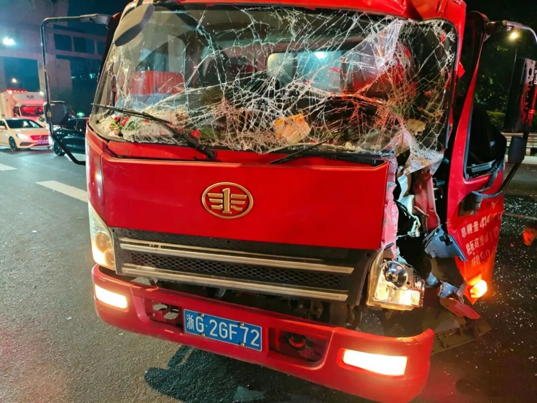 国贸大道货车追尾,消防十分钟救出被困司机 国贸大道货车追尾,消防十分钟救出被困司机