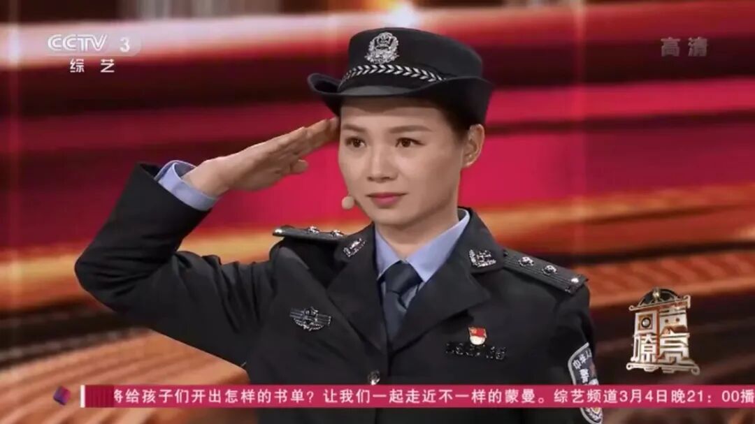 泪目！28年前洪水中的“抱树女孩”身着警服，和恩人并肩敬礼