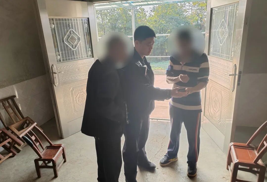 儿子把存有20万的银行卡藏鞋里寄出,八旬老父亲步行近10公里报案! 儿子把存有20万的银行卡藏鞋里寄出,八旬老父亲步行近10公里报案!
