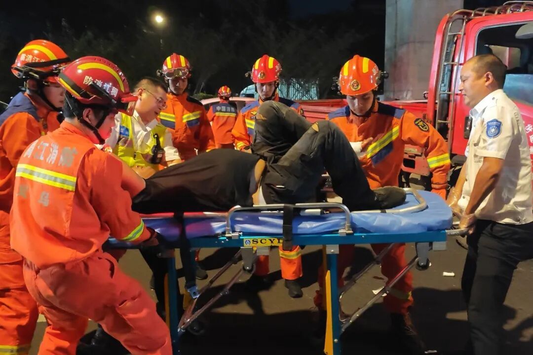 国贸大道货车追尾,消防十分钟救出被困司机 国贸大道货车追尾,消防十分钟救出被困司机
