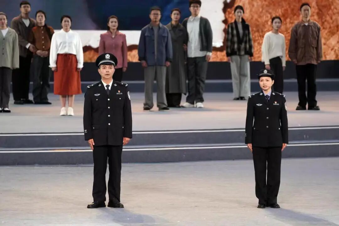 泪目！28年前洪水中的“抱树女孩”身着警服，和恩人并肩敬礼