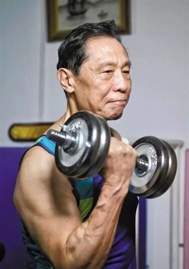 90岁钟南山院士一路小跑开球！他的“不老”秘诀，原来是长年坚持这件事
