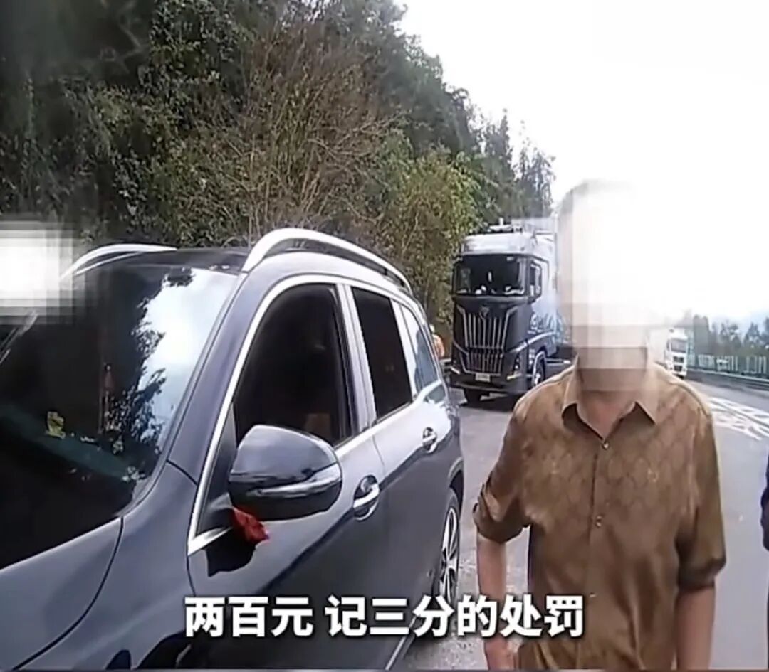 离大谱！沪渝高速一车辆突发故障，5人竟在避险车道围坐生火做饭…