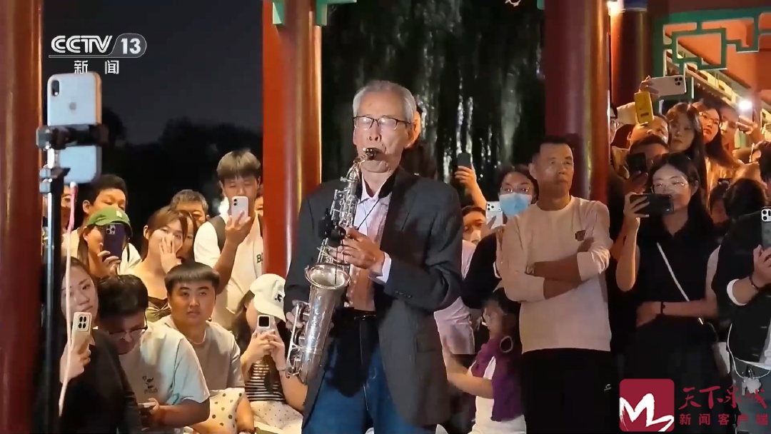 济南:双簧管演奏员退休跨界萨克斯 “大明湖最有腔调爷爷”走红 济南:双簧管演奏员退休跨界萨克斯 “大明湖最有腔调爷爷”走红