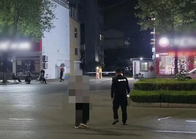 老人误把护栏当健身器材,聊城民警暖心护送 老人误把护栏当健身器材,聊城民警暖心护送