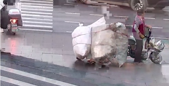 邯郸晚高峰路口,一个藏在铁骑偏箱里的“秘密”,暖了人心…… 邯郸晚高峰路口,一个藏在铁骑偏箱里的“秘密”,暖了人心……
