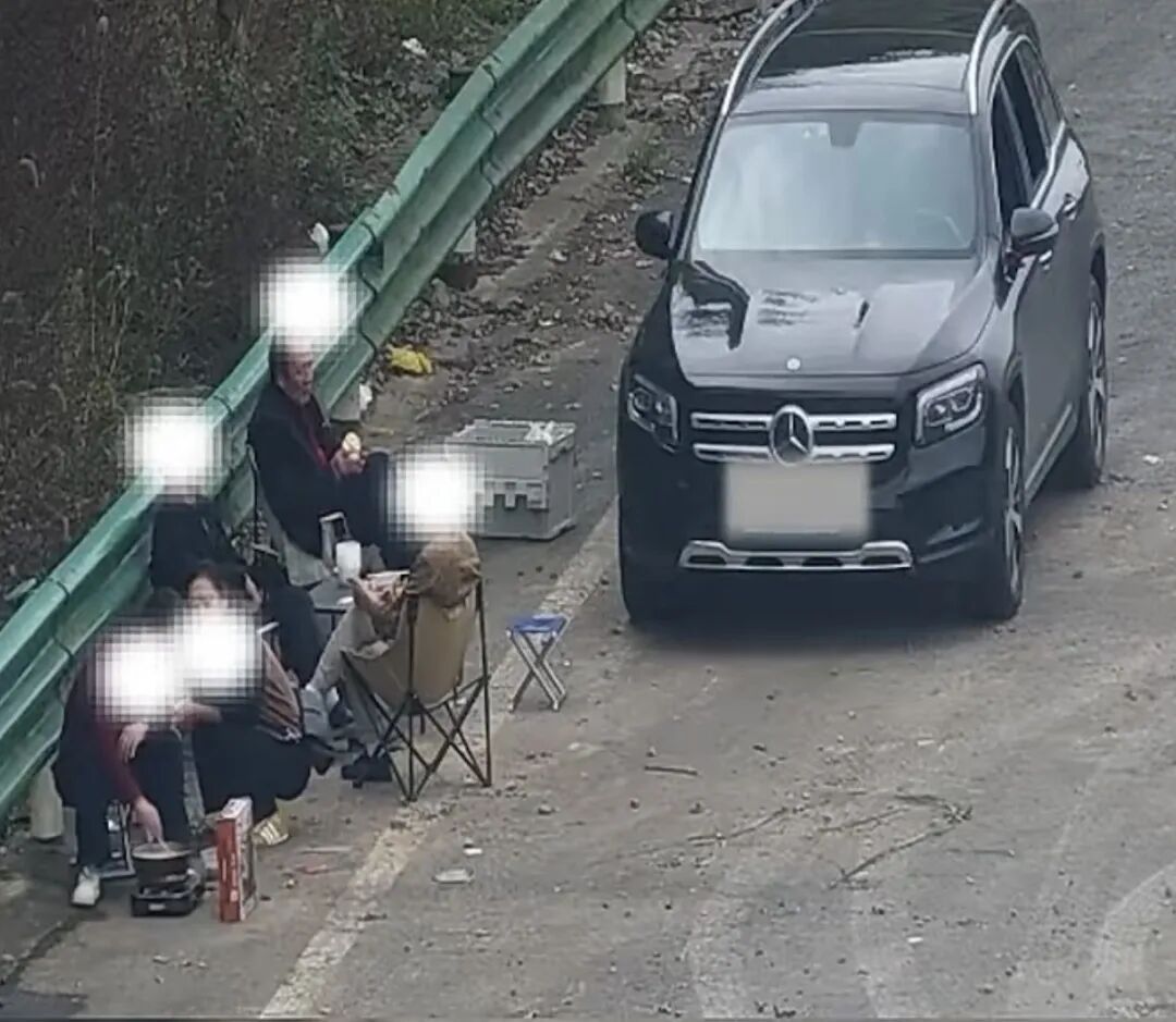 离大谱！沪渝高速一车辆突发故障，5人竟在避险车道围坐生火做饭…