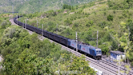 今年前三季度国家铁路发送货物30.5亿吨 今年前三季度国家铁路发送货物30.5亿吨