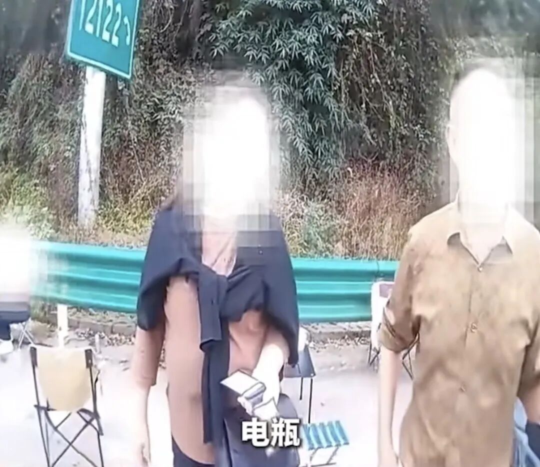 离大谱！沪渝高速一车辆突发故障，5人竟在避险车道围坐生火做饭…
