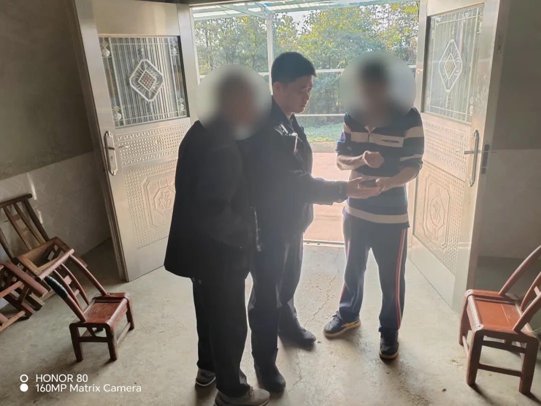 儿子把存有20万的银行卡藏鞋里寄出,八旬老父百般劝阻未果,步行近10公里报案…… 儿子把存有20万的银行卡藏鞋里寄出,八旬老父百般劝阻未果,步行近10公里报案……