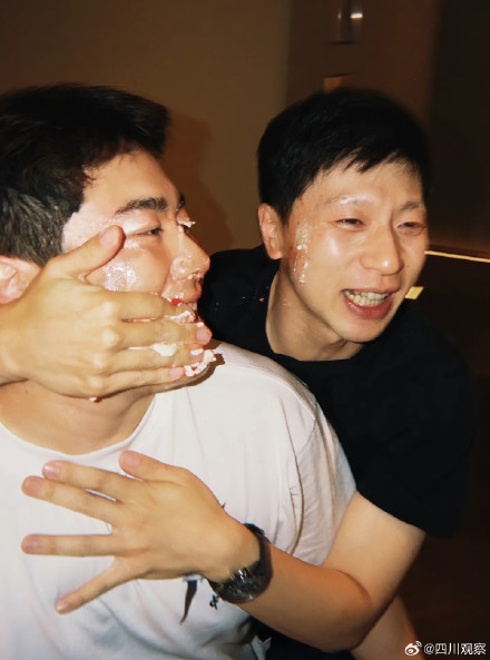 马龙梁靖崑一起切寿桃蛋糕 马龙梁靖崑一起切寿桃蛋糕