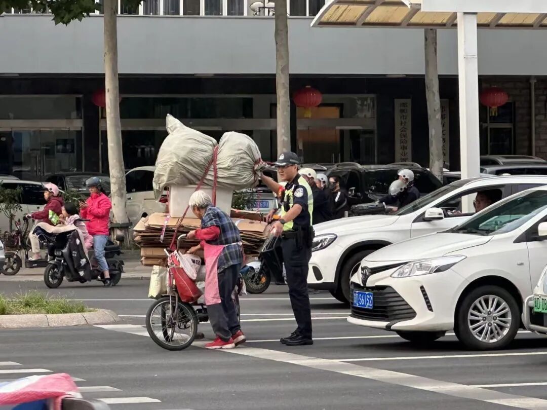 邯郸晚高峰路口,一个藏在铁骑偏箱里的“秘密”,暖了人心…… 邯郸晚高峰路口,一个藏在铁骑偏箱里的“秘密”,暖了人心……