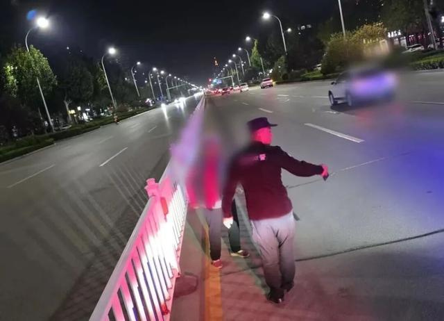 老人误把护栏当健身器材,聊城民警暖心护送 老人误把护栏当健身器材,聊城民警暖心护送