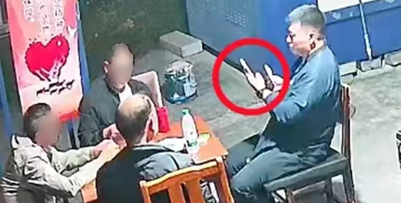 辅警偶遇盗窃嫌疑人，伪装牌友一句“三缺一”成功稳住嫌犯