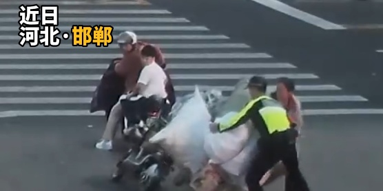 邯郸晚高峰路口,一个藏在铁骑偏箱里的“秘密”,暖了人心…… 邯郸晚高峰路口,一个藏在铁骑偏箱里的“秘密”,暖了人心……