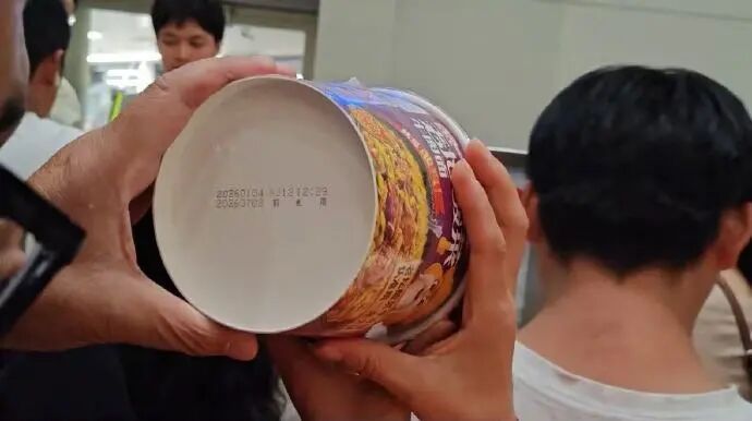 航班延误给旅客发过期泡面,航空公司致歉 航班延误给旅客发过期泡面,航空公司致歉