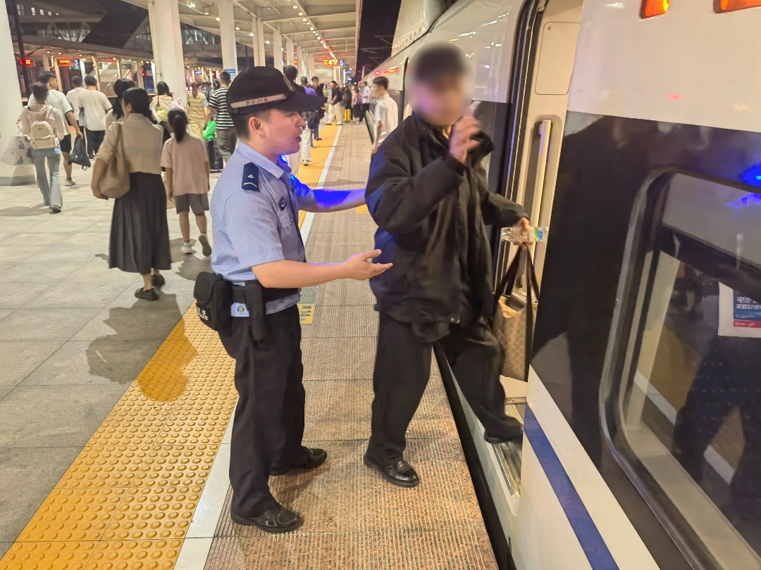 八旬老人误下高铁站 民辅警暖心助其踏上归途