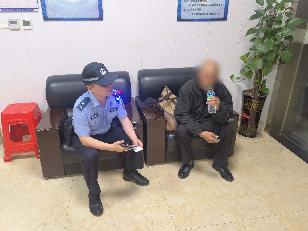 八旬老人误下高铁站 民辅警暖心助其踏上归途