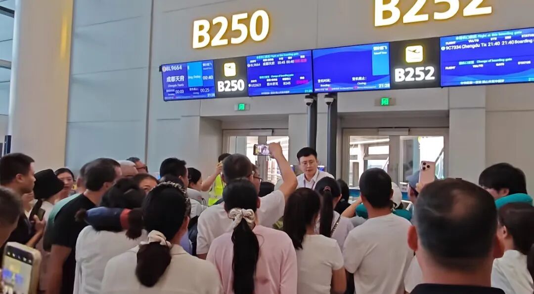航班延误4小时给旅客发过期泡面,乌鲁木齐航空道歉:向首位反馈旅客发放2000元现金 航班延误4小时给旅客发过期泡面,乌鲁木齐航空道歉:向首位反馈旅客发放2000元现金