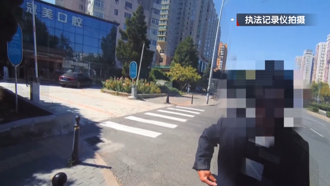 81岁老人街头迷路 北京警察:回家! 81岁老人街头迷路 北京警察:回家!