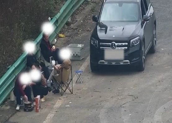 车辆因故障无法行驶,5人在高速避险车道围坐生火做饭,交警:罚款200元,驾驶证记3分 车辆因故障无法行驶,5人在高速避险车道围坐生火做饭,交警:罚款200元,驾驶证记3分