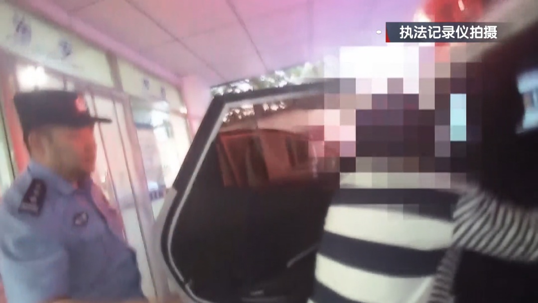81岁老人街头迷路 北京警察:回家! 81岁老人街头迷路 北京警察:回家!