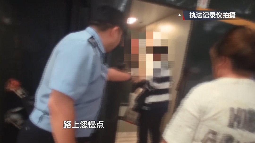 81岁老人街头迷路 北京警察:回家! 81岁老人街头迷路 北京警察:回家!