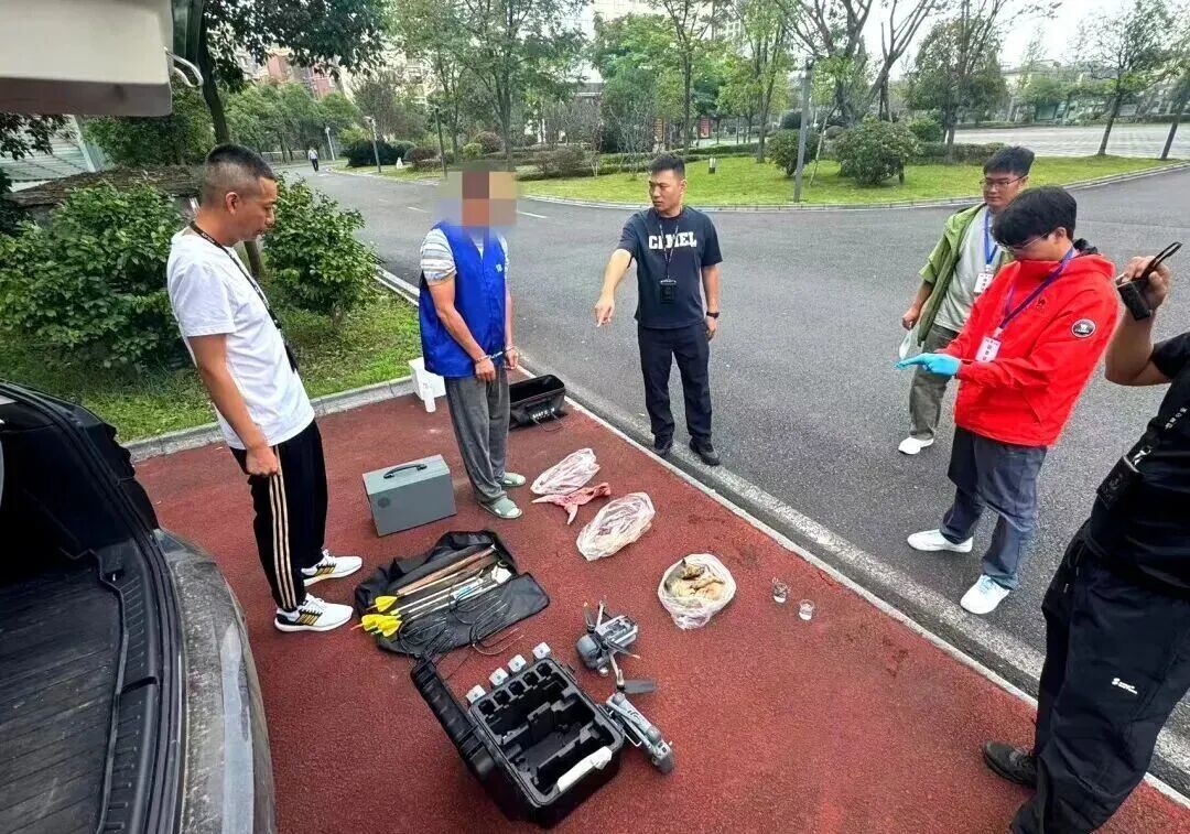 宜宾两男子改装无人机实施“坠箭”狩猎,非法猎捕果子狸等野生动物,被民警当场抓获 宜宾两男子改装无人机实施“坠箭”狩猎,非法猎捕果子狸等野生动物,被民警当场抓获