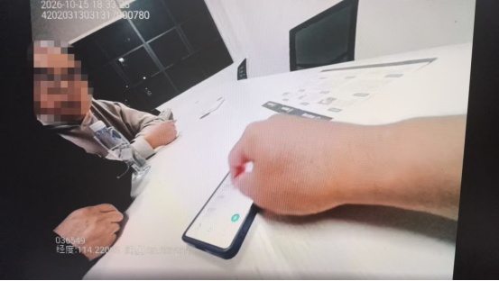 收到“逮捕令”后,武汉婆婆瞒着家人躲进宾馆“受审”,转账前一刻,真民警找到了她 收到“逮捕令”后,武汉婆婆瞒着家人躲进宾馆“受审”,转账前一刻,真民警找到了她