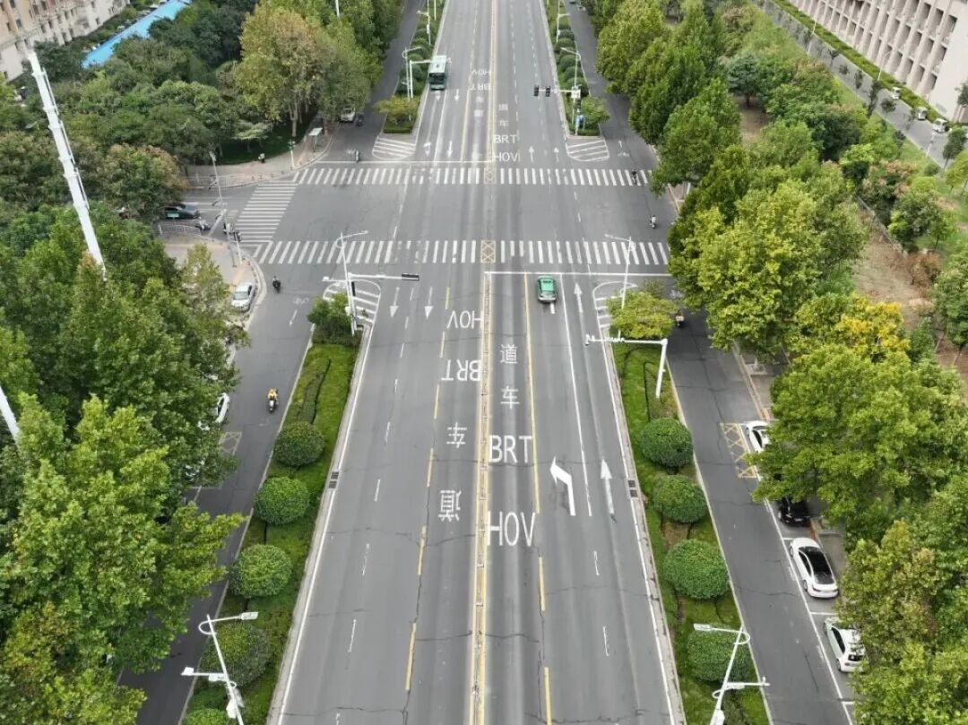 郑州首条HOV车道启用,只允许承载2人以上的车辆通行 郑州首条HOV车道启用,只允许承载2人以上的车辆通行