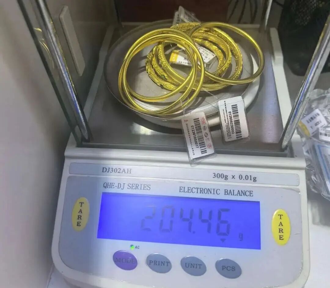 杭州一金店报警:这人买黄金不问款式只问克重! 杭州一金店报警:这人买黄金不问款式只问克重!