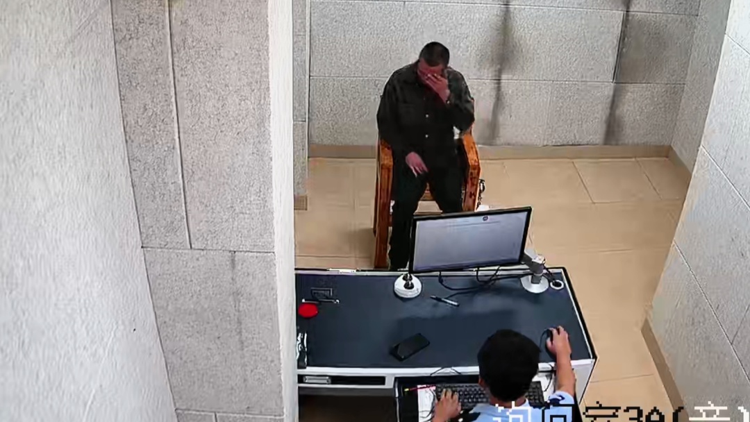 成都一男子在警察面前痛哭,称被人割包盗走65000元,5小时后却因谎报警情被行政处罚 成都一男子在警察面前痛哭,称被人割包盗走65000元,5小时后却因谎报警情被行政处罚