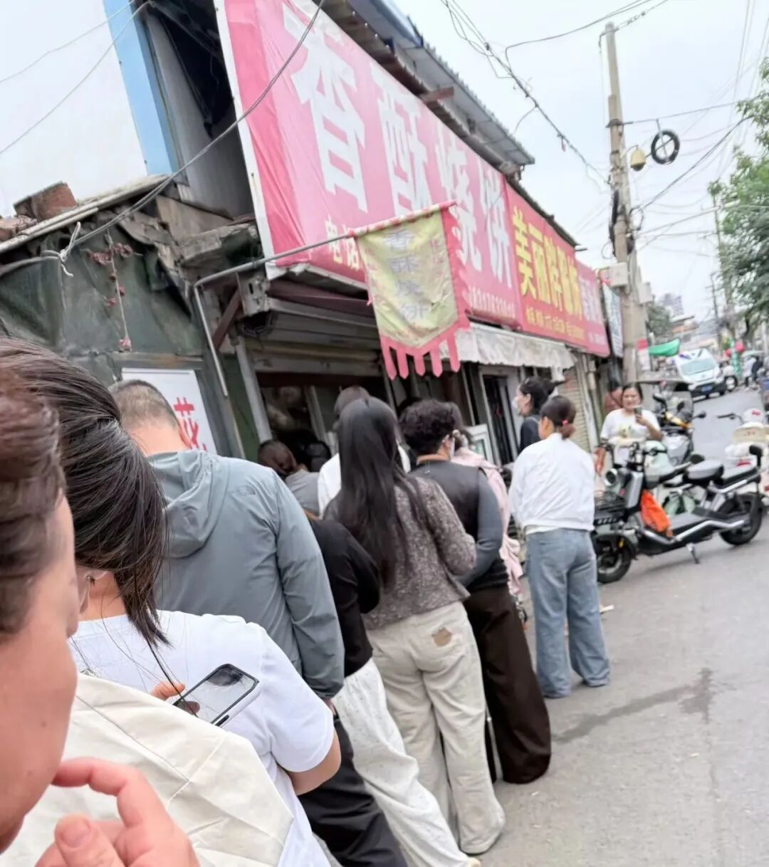 河南县城小店“炕厚馍”走红，网友称“鲁山恰巴塔”，店家：火的时候五点多就有人排队